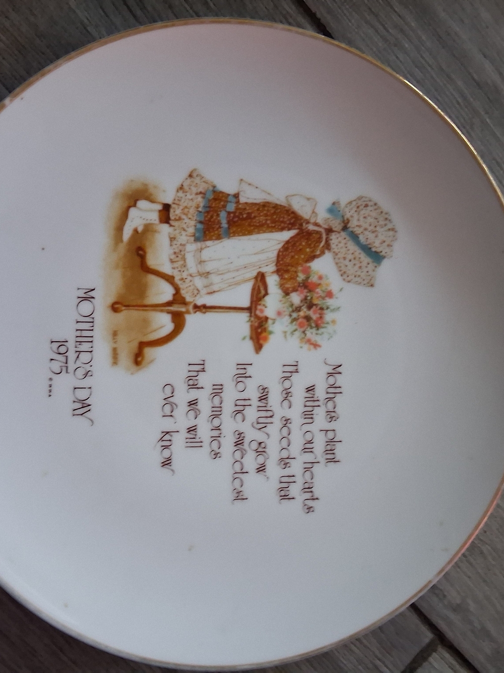 Mother's Day 1975 Decorative Collector Plate - White with Gold Trim